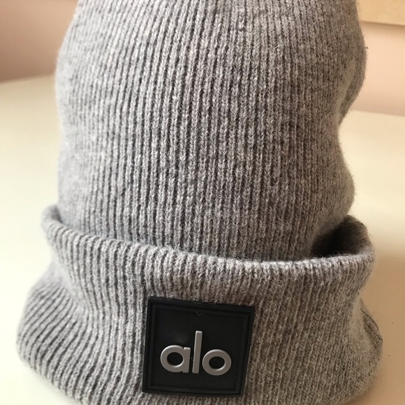 ALO Yoga Everyday Beanie Heather Athletic Grey - Picture 3 of 8